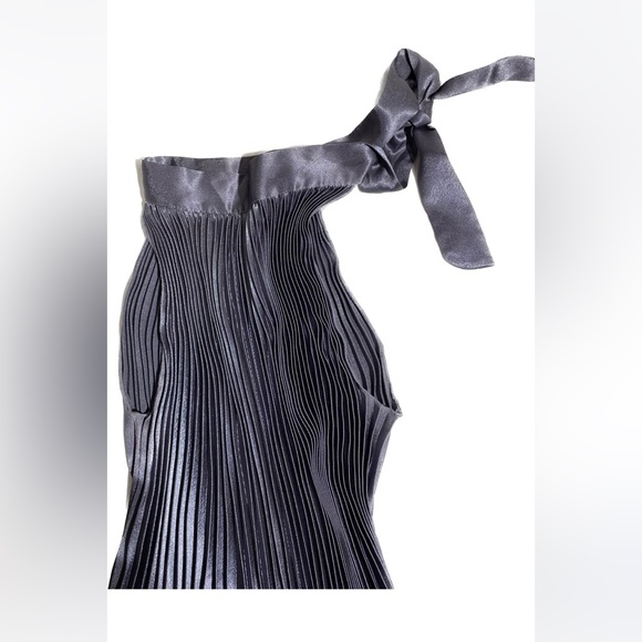 100% silk Stunning silver blueish multiple pleated one tie shouldered blouse - Picture 4 of 5